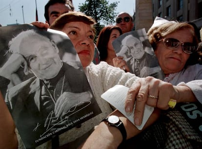 Dos mujeres sujetan una fotografía del cardenal Raúl Silva Henríquez, fallecido en 1999.