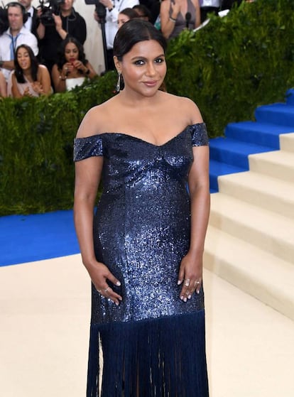 <p>Como la mayoría de las actrices, Mindy Kaling ha tenido que responder a preguntas sobre sus estilismos, su vida sentimental o incluso con qué tipo de hombre le gusta mantener una relación. Pero hay una pregunta que molesta especialmente a la también productora, como ella misma se encargó de explicar durante una entrevista para ‘Parade Magazine’. </p> <br> <p> <p> “Siempre me preguntan, ‘¿De dónde sacas tu confianza?’. Creo que la gente lo hace con buena intención, pero es bastante insultante. Porque lo que esa pregunta significa para mí es: ‘Tú, Mindy Kaling, tienes todos los atributos para ser una persona marginada. No estás delgada, no eres blanca y eres una mujer. ¿Por qué demonios te sientes como si valieras algo?”, explicó a la publicación. </p> <br> <p>