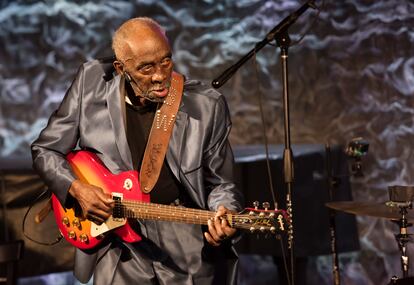 La estrella de Blues americana Leo 'Bud' Welch actúa en el Iridium Jazz Club de Nueva York, en 2016.