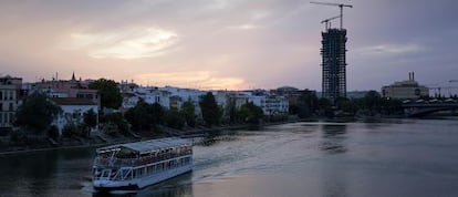 La Torre Pelli vista desde el puente de Triana. 