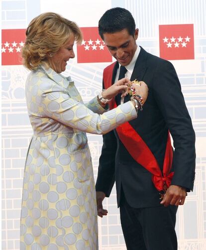 La presidenta de la Comunidad de Madrid Esperanza Aguirre entrega la Gran Cruz del Dos de Mayo al ciclista Alberto Contador durante el acto oficial de entrega de las Medallas de Oro y Plata de la Comunidad de Madrid.