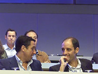 Eduardo Zaplana y Gerardo Camps, a la derecha, en el congreso del PP valenciano en 2002.