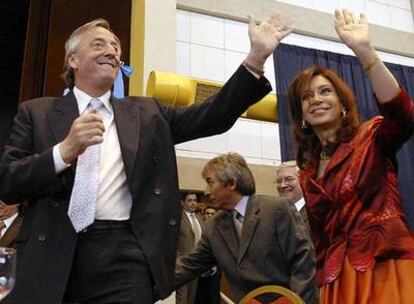 Néstor Kirchner, ex presidente argentino, ayer con su esposa y nueva presidenta, Cristina Fernández.