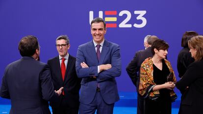 El presidente del Gobierno español, Pedro Sánchez, junto a sus ministros, a su llegada este jueves al concierto de clausura de la presidencia española del Consejo de la UE, en Madrid.