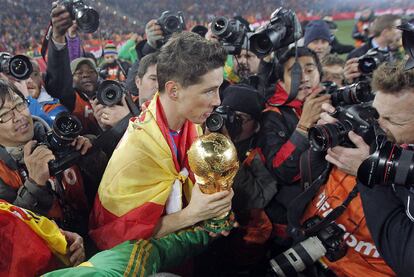 Fernando Torres con el trofeo de campen del mundo y rodeado por los fotgrafos.