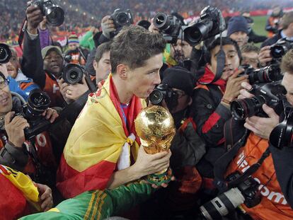 Fernando Torres con el trofeo de campeón del mundo y rodeado por los fotógrafos.