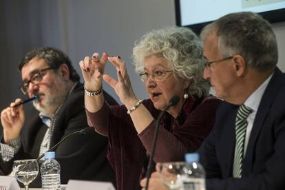 La jurista Teresa Freixes (c), junto al periodista Sergio Fidalgo (i) y el empresario Josep Bou.