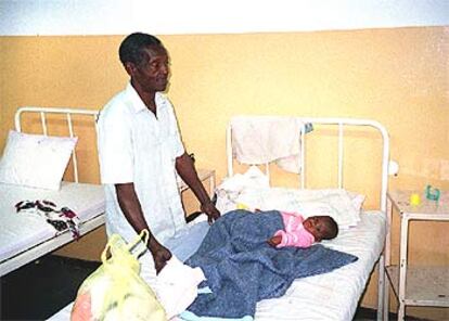 Un niño con tuberculosis recibe tratamiento contra el sida en un hospital del sur de Mozambique.