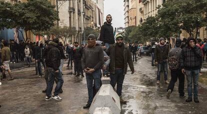 Manifestantes este sábado en las calles de Beirut. 