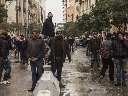 Manifestantes este sábado en las calles de Beirut. 