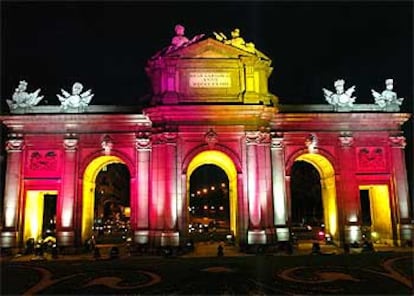 La Puerta de Álcala, durante las pruebas de iluminación para la boda del príncipe Felipe y Letizia Ortiz.