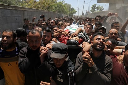 Familiares trasladan el cuerpo del palestino Emad Naseer, muerto por un ataque aéreo israelí, durante su funeral en el norte de la Franja de Gaza, el 4 de mayo de 2019.