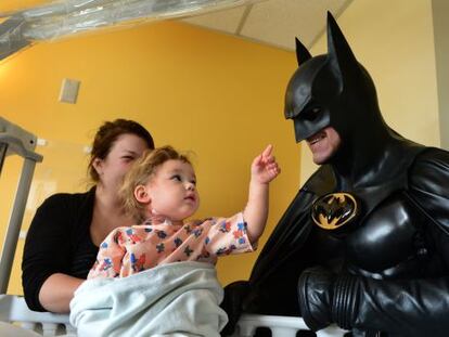 Leonard Robinson "Batman" en una de sus últimas visitas a un hospital