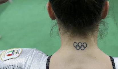 La gimnasta italiana Vanessa Ferrari (25 años) es aún más discreta. Luce los aros olímpicos en negro y tatuados en la nuca. Aunque no es su único tatuaje; tiene también una mariposa con estrellas en uno de sus tobillos. Ambos diseños los veremos aún bastantes veces en lo que queda de cita olímpica puesto que Ferrari participa en seis categorías en estos Juegos. Por el momento, esta pequeña deportista -mide 1,43 y pesa 34 kilos- no se ha hecho con ningún metal.