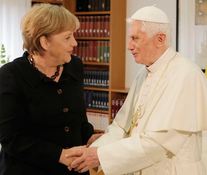 Benedicto XVI saluda a la canciller Merkel durante su encuentro privado en la sede de la conferencia episcopal alemana en Berlín.