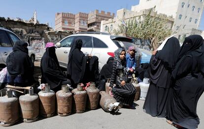 Mujeres yemen&iacute;es esperan para llenar sus bombonas de gas para cocinar en medio de la escasez de suministros en San&aacute;, este mi&eacute;rcoles.