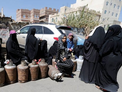 Mujeres yemen&iacute;es esperan para llenar sus bombonas de gas para cocinar en medio de la escasez de suministros en San&aacute;, este mi&eacute;rcoles.