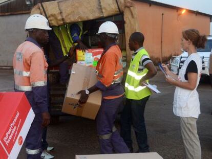 Trabajadores de M&eacute;dicos Sin Fronteras cargan material sanitario en el aeropuerto de Conakry.
 