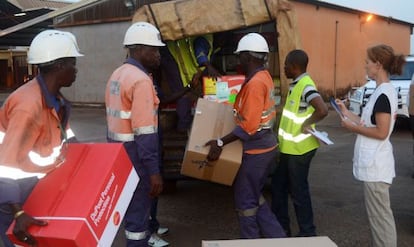 Trabajadores de M&eacute;dicos Sin Fronteras cargan material sanitario en el aeropuerto de Conakry.
 