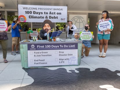 Activistas reclamando al nuevo presidente del Banco Mundial una acción decidida contra el cambio climático, la semana pasada en Washington.