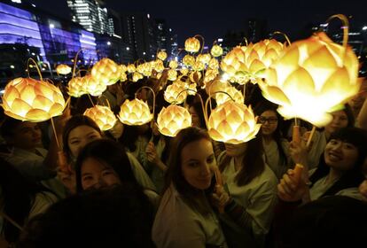 Budistas sostienen lámparas con forma de flores de loto durante la celebración del nacimiento de Buda en la plaza Gwanghwamun de Seúl (Corea del Sur).