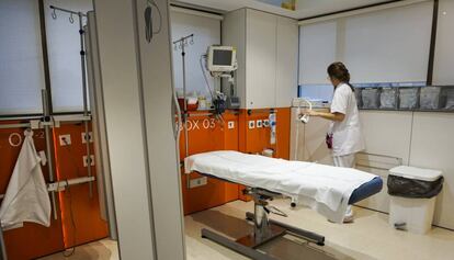 Una enfermera del Hospital Clínic de Barcelona prepara el Box 3, un área específica para tratar a pacientes que han sufrido una agresión sexual.