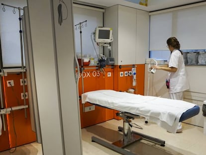 Una enfermera del Hospital Clínic de Barcelona prepara el Box 3, un área específica para tratar a pacientes que han sufrido una agresión sexual. 