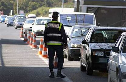 Numerosos automovilistas esperan para entrar en España desde Francia por la AP-7.