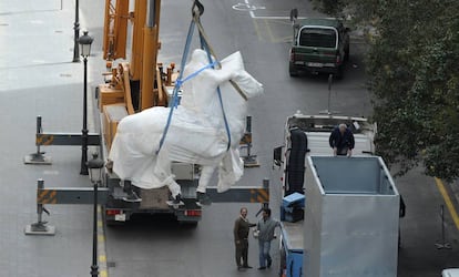 Traslado de la estatua ecuestre de Franco desde el patio del Cuartel General del Ej&eacute;rcito de Valencia, a un almac&eacute;n de Defensa en la ciudad. 