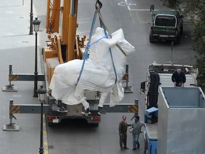 Traslado de la estatua ecuestre de Franco desde el patio del Cuartel General del Ej&eacute;rcito de Valencia, a un almac&eacute;n de Defensa en la ciudad. 