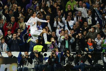 Bale celebra junto a los aficionados el primer gol del partido.