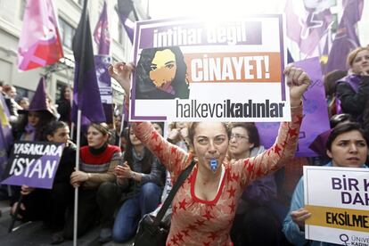 Mujeres turcas durante la manifestación por el Día Internacional de la Mujer en Estambul.