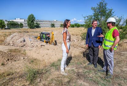 La portavoz del PSOE en Madrid, Reyes Maroto; el secretario de Estado de Memoria Democrática, Fernando Martínez; y el antropólogo Javier Iglesias, junto a la zona de búsqueda de la fosa. 