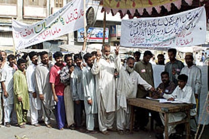 Voluntarios paquistaníes se alistan para combatir en Cachemira en una oficina de reclutamiento de Karachi.