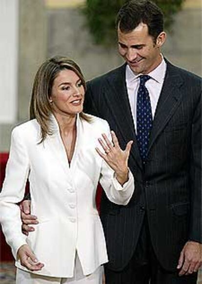 Letizia Ortiz, junto al príncipe Felipe, el día de la petición de mano.