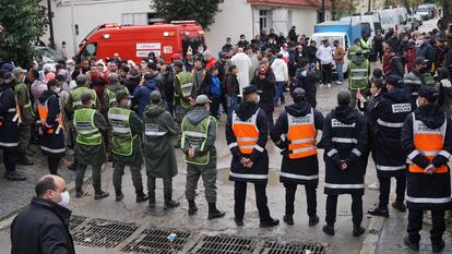 Los servicios de emergencias rodeaban el lunes la zona junto al taller inundado en el que murieron 28 trabajadores, en Tánger.