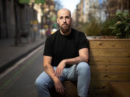 Pol Gisé, 'tiktoker' y 'youtuber', que acaba de publicar 'Hades, el dios menos malo', una novela sobre mitología griega, en una calle del centro de Barcelona en abril.