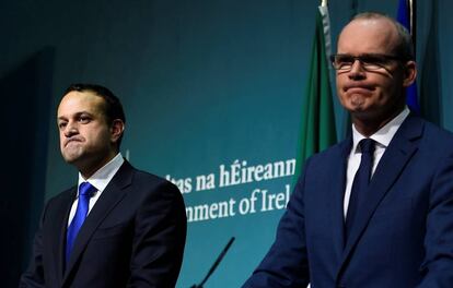 El primer ministro irland&eacute;s (i), Leo Varadkar, y el ministro de Exteriores (d), Simon Coveney, en una rueda de prensa este lunes en Dubl&iacute;n. 