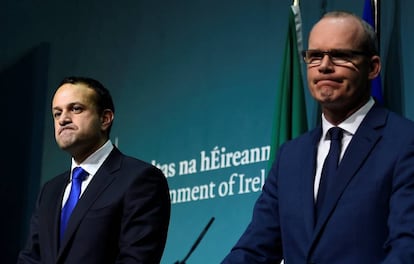 El primer ministro irland&eacute;s (i), Leo Varadkar, y el ministro de Exteriores (d), Simon Coveney, en una rueda de prensa este lunes en Dubl&iacute;n. 