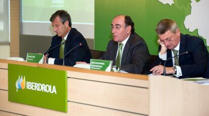 El presidente de Iberdrola, Ignacio Sánchez Galán, flanqueado por el director general, José Luis San Pedro, y el financiero, José Sainz.