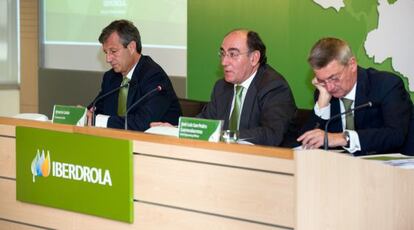 El presidente de Iberdrola, Ignacio S&aacute;nchez Gal&aacute;n, flanqueado por el director general, Jos&eacute; Luis San Pedro, y  el financiero, Jos&eacute; Sainz.