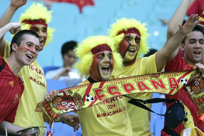 Los hinchas españoles que han viajado a Leipzig para ver el partido España-Ucrania están demostrando ganas de diversión pero buenas maneras. No se ha detectado ningún incidente por el momento y todo transcurre con total normalidad. En la imagen, los primeros seguidores en el estadio Zentralstadion.