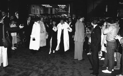 El 'showman' Liberace fue una de las primeras celebridades que se mudó a vivir a la Trump Tower. Aquí fotografiado en el lobby en 1985, tras dar un concierto en el Radio City Music Hall. 