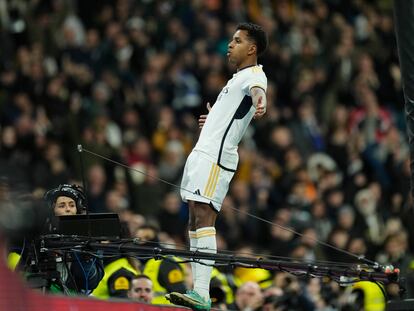 Rodrygo celebra su gol al Granada el sábado en el Bernabéu.