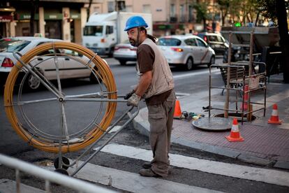 La Encuesta de Población Activa ha arrojado un descenso sin precedentes en el paro: 678.000 personas en el año 2015. Aunque dominan las luces, también hay sombras en el mercado laboral, especialmente por el crecimiento de la temporalidad y las dificultades para que la recuperación llegue a los parados de larga duración o los hogares donde no trabaja nadie.