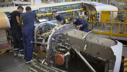 Trabajadores de Airbus ensamblan el ala de un A400M en la f&aacute;brica de Sevilla