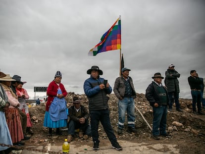 Manifestantes bloquean una carretera en Puno, el 29 de enero de 2023.