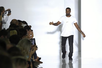 El rapero estadounidense Kanye West sale a la pasarela tras finalizar su primer desfile.