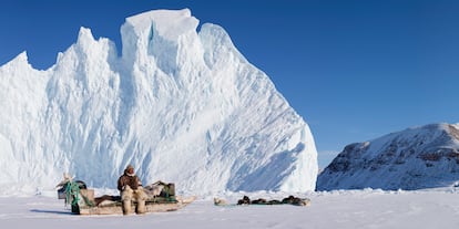 Un hombre inuit, con su canoa y sus perros.