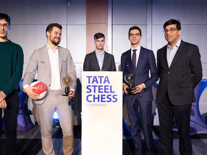 De izquierda a derecha: Firouzja, Carlsen, Van Foreest, Giri y Anand, durante la inauguración de este viernes en Wijk aan Zee (Países Bajos)